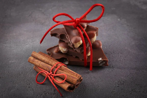 Pedaços de chocolate com nozes — Fotografia de Stock