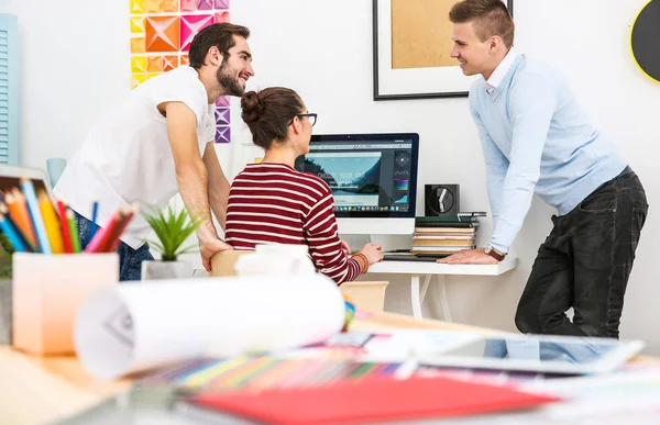 Jonge ontwerpers op werkplek — Stockfoto