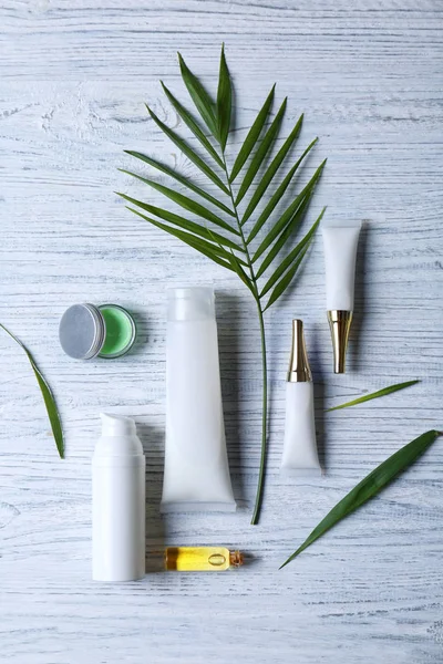 Produits cosmétiques naturels et feuilles — Photo