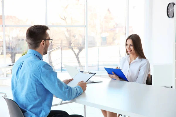 Jobb intervju koncept. HR manager intervjuar man — Stockfoto