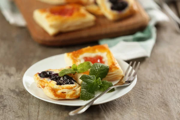 Tatlı bilberry hamur işleri ile plaka — Stok fotoğraf