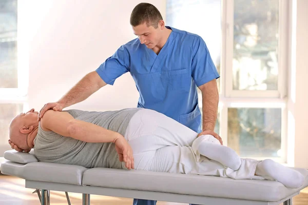 Fysiotherapeut Werken Met Oudere Patiënt Kliniek — Stockfoto