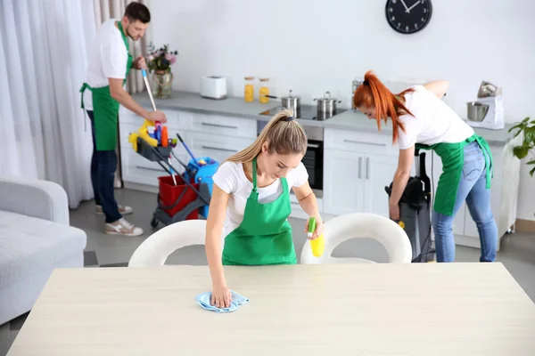 Equipo de servicio de limpieza — Foto de Stock