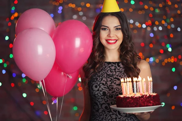 Mujer joven con globos de colores — Foto de Stock