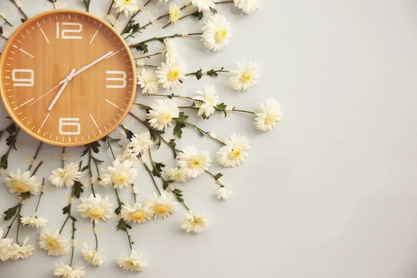 花で飾られた時計 — ストック写真