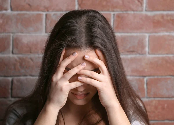 Mujer joven deprimida — Foto de Stock