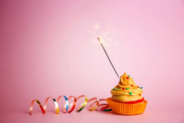 Herkullinen cupcake kanssa sparkler — kuvapankkivalokuva