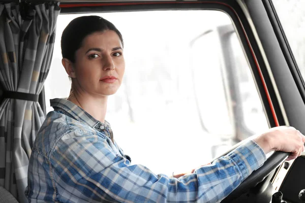 Jonge Vrouwelijke Bestuurder Zitten Cabine Van Grote Moderne Vrachtwagen — Stockfoto