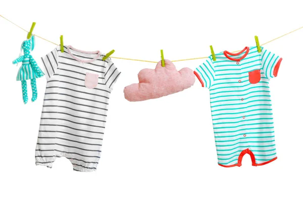 Asılı bebek giysileri — Stok fotoğraf