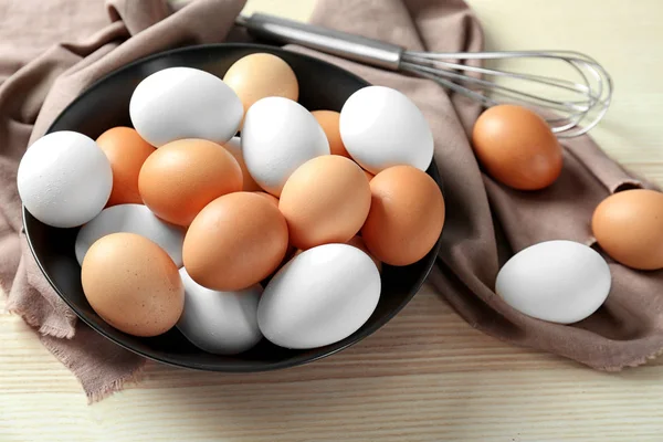 Тарелка с сырыми яйцами — стоковое фото