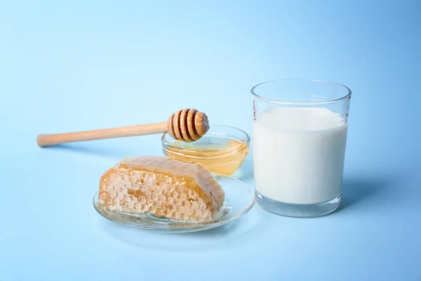 Composición con leche, miel y panal — Foto de Stock