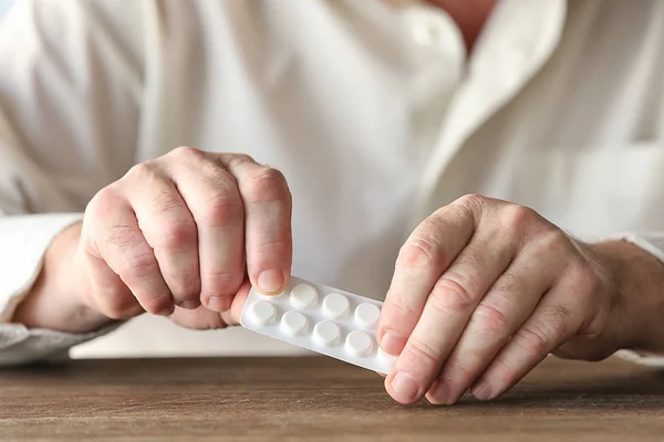 Senior man die pillen slikt — Stockfoto