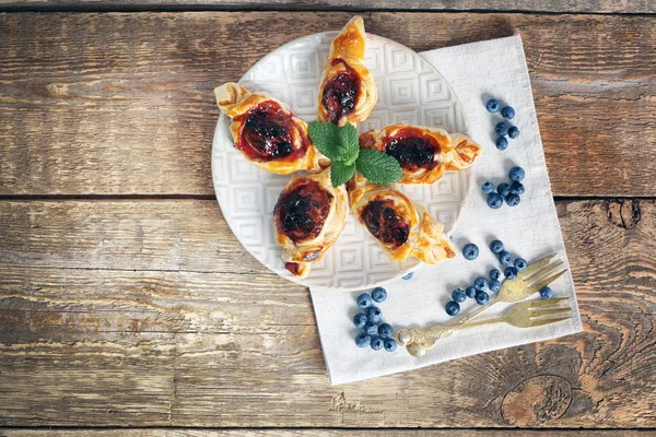 Sweet pastries and fresh bilberries — Stock Photo, Image