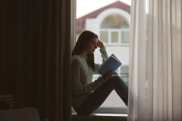 독서하는 여인 — 스톡 사진