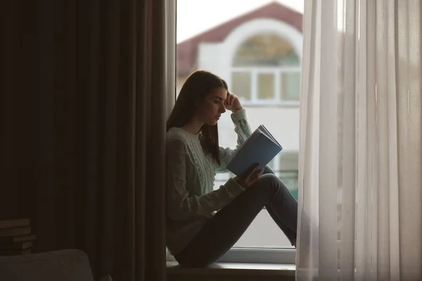 Frau liest Buch — Stockfoto