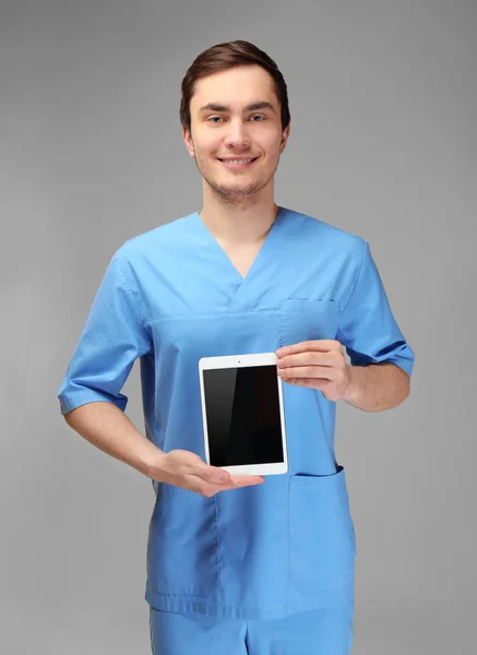 Beyaz zemin üzerine tablet ile genç doktor — Stok fotoğraf