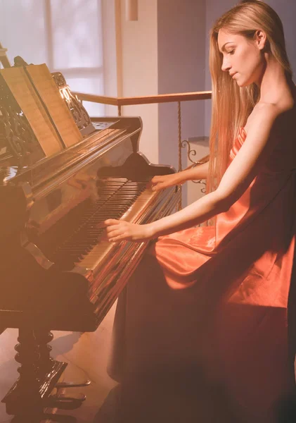 Vrouw speelde piano — Stockfoto