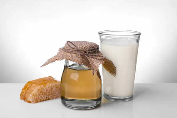 Composición con leche, miel y panal —  Fotos de Stock