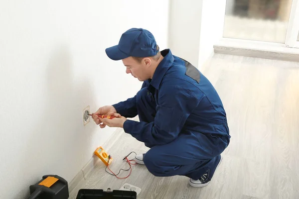 Elektricien voor het meten van spanning voor socket — Stockfoto