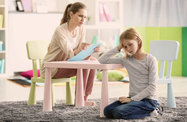 Psicólogo trabajando con adolescente chica — Foto de Stock