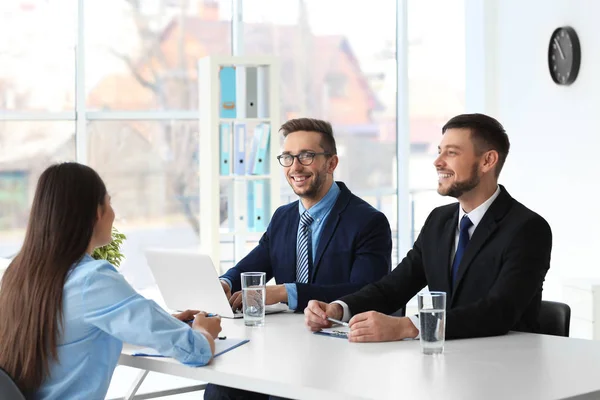 Conceito de entrevista de emprego. Gerentes de RH entrevistando mulher — Fotografia de Stock