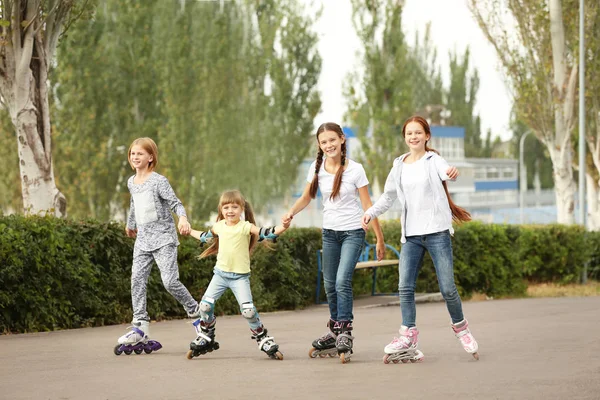 Meninas adolescentes em patins no parque — Fotografia de Stock