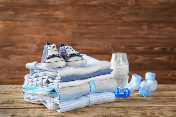 Куча детской одежды
