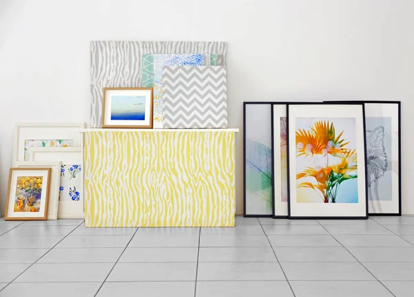 Beyaz duvarının yakınında Modern Resim Sergisi