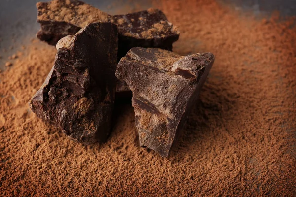 Schokoladenstücke mit Kakaopulver — Stockfoto