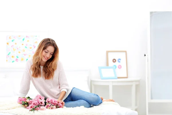 Jeune femme avec beau bouquet — Photo