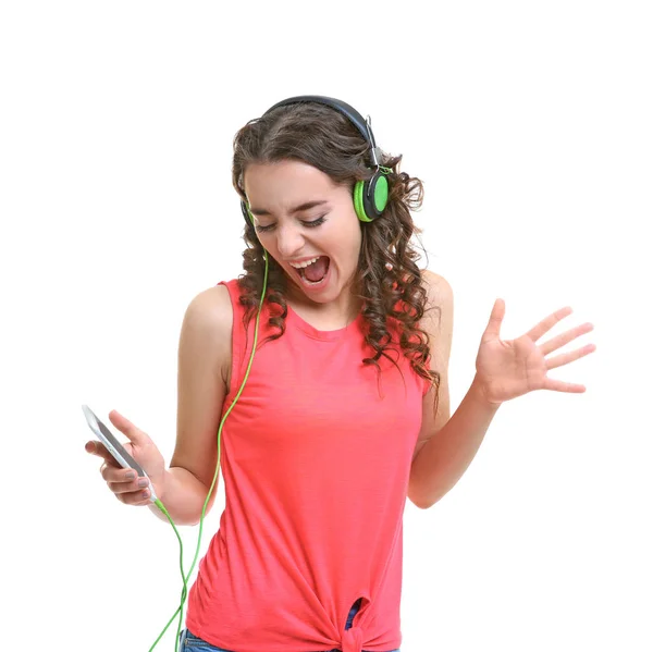 Jonge vrouw in koptelefoon luisteren naar muziek — Stockfoto