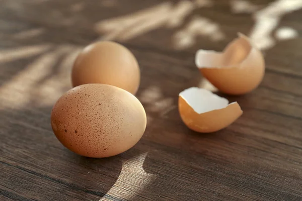 Rohe Eier auf Holztisch — Stockfoto