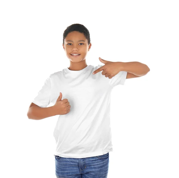 Menino afro-americano em branco t-shirt — Fotografia de Stock