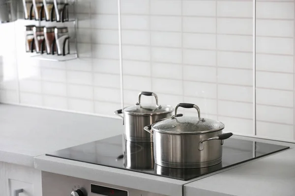 Metallpfannen in der Küche — Stockfoto