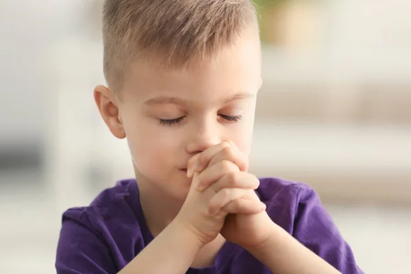 Menino rezando — Fotografia de Stock