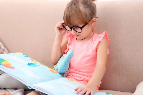 Little girl reading book — Stock Photo, Image