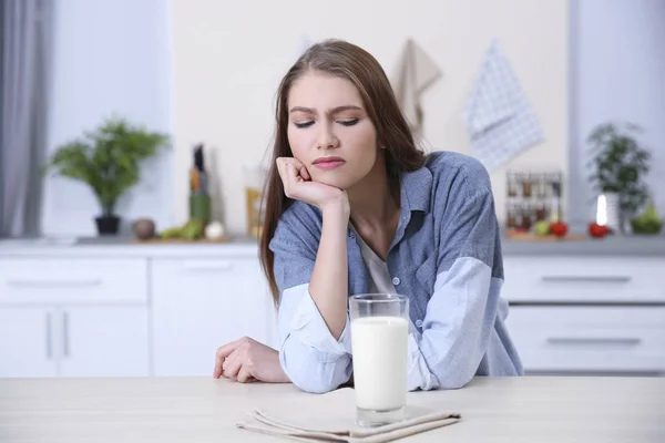 Молода жінка відмовляється пити молоко — стокове фото