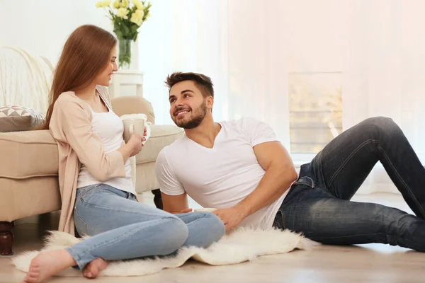 Pareja joven en casa — Foto de Stock