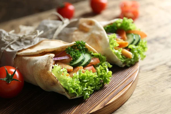 Вкусные бутерброды с кебабом — стоковое фото