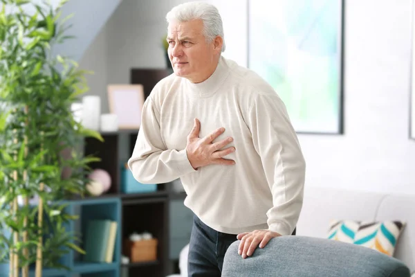 Uomo anziano che ha dolore al cuore — Foto Stock