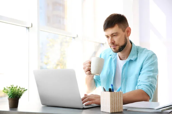 Hombre bebiendo café — Foto de Stock