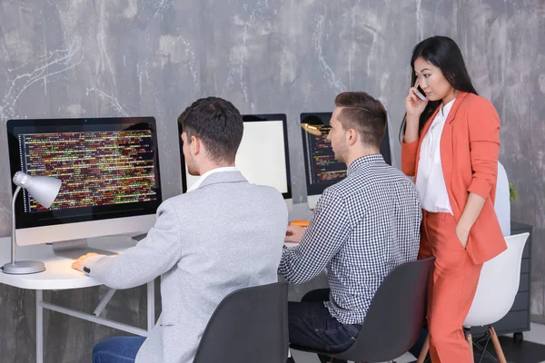 Jonge programmeurs werken in office — Stockfoto