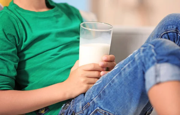 Niño sosteniendo vaso de leche —  Fotos de Stock