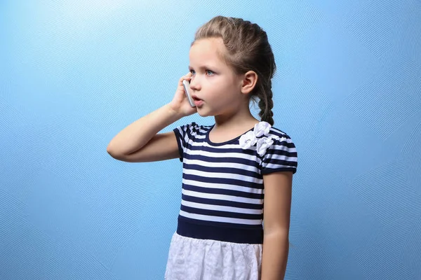 Liten flicka talar av mobiltelefon — Stockfoto