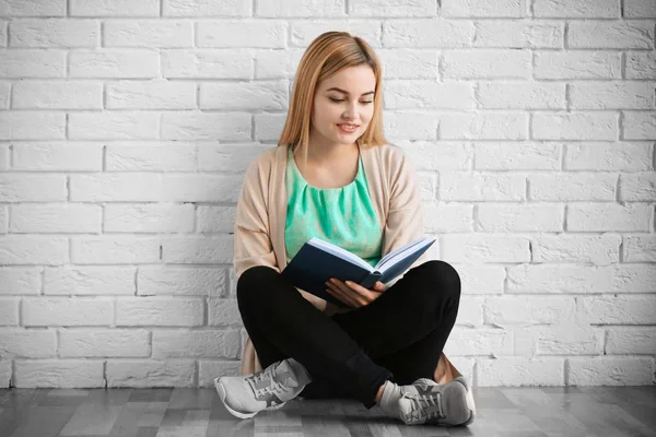 Mulher Bonita Com Livro Sentado Chão Perto Parede Tijolo — Fotografia de Stock