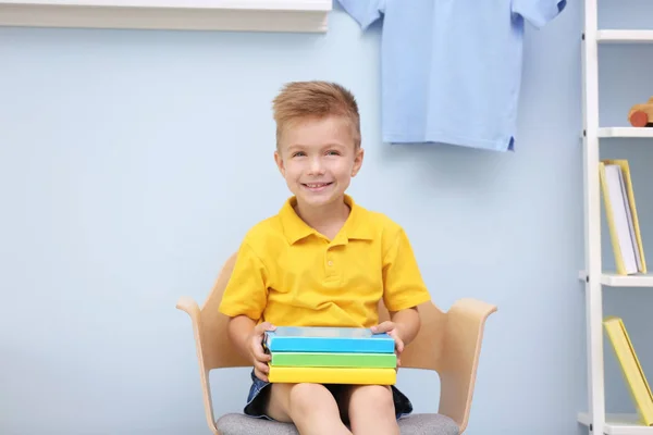 Kleine jongen met boeken — Stockfoto