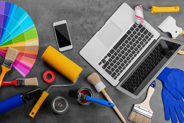 Laptop e telefone, ferramentas na mesa de trabalho — Fotografia de Stock