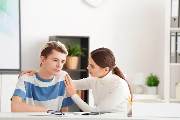 Psicólogo trabalhando com menino adolescente — Fotografia de Stock