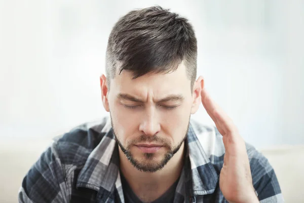Młody człowiek cierpiący na ból głowy — Zdjęcie stockowe