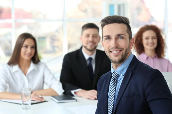 Concepto de entrevista de trabajo. Comisión de Recursos Humanos entrevistando al hombre — Foto de Stock